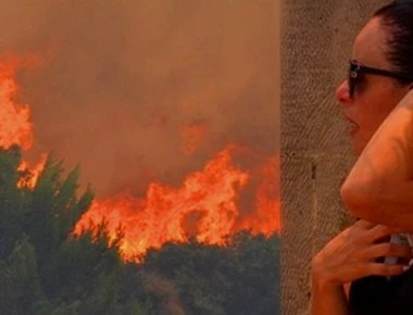 Εκατοντάδες εγκλωβισμένοι στο Κόκκινο Λιμανάκι της Ραφήνας: Θα καούν ή θα πνιγούν αν δεν γίνει κάτι ΑΜΕΣΑ...